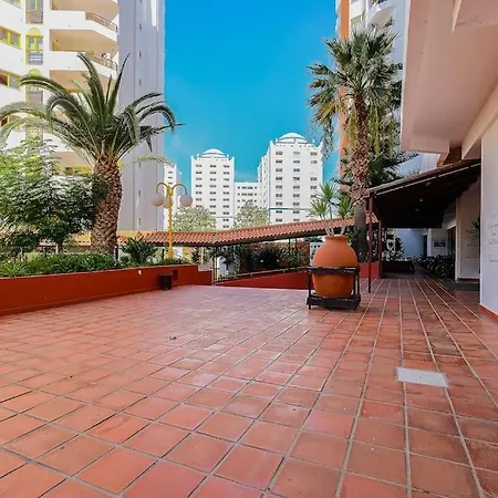 T2 With Pool, 300m From The Portimão