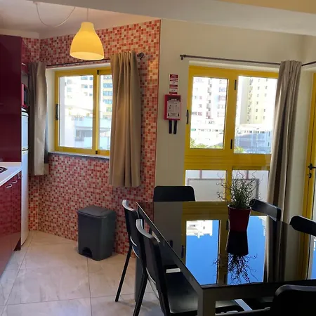 T2 With Pool, 300m From The Portimão