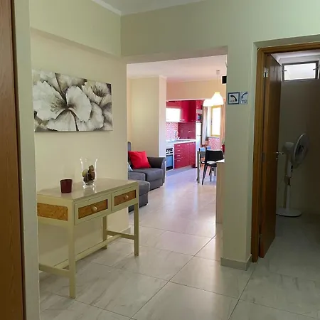 T2 With Pool, 300m From The Appartement Portimão